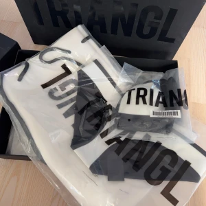 Vit/Svart Triangl Bikini (Oanvänd) - Säljer en äkta triangl bikini i storlek XS på överdel och XXS på underdel. Aldrig öppnad. Påse till bikinin finns! Box till bikinin finns om man önskar få med den, dock blir paketet större och därav dyrare frakt.