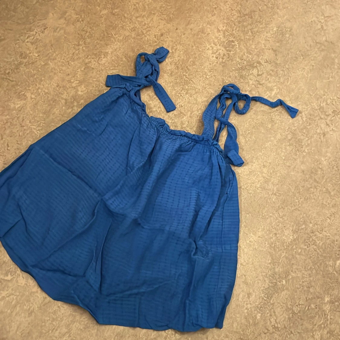 Blå linnetopp med knytband