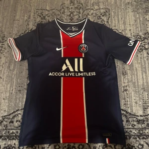 Psg t shirt - Säljer min Psg t shirt då den inte kommer till användning, skriv gärna vid frågor!