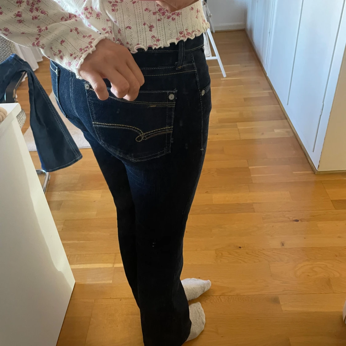 Mörkblå jeansbyxor - 1