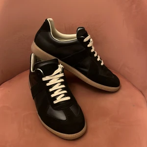 Maison Margielas  - Svarta maison margielas Replicas med ”gum” sula. Skorna är knappt använda och har inga defekter. Pris går självklart att diskuteras