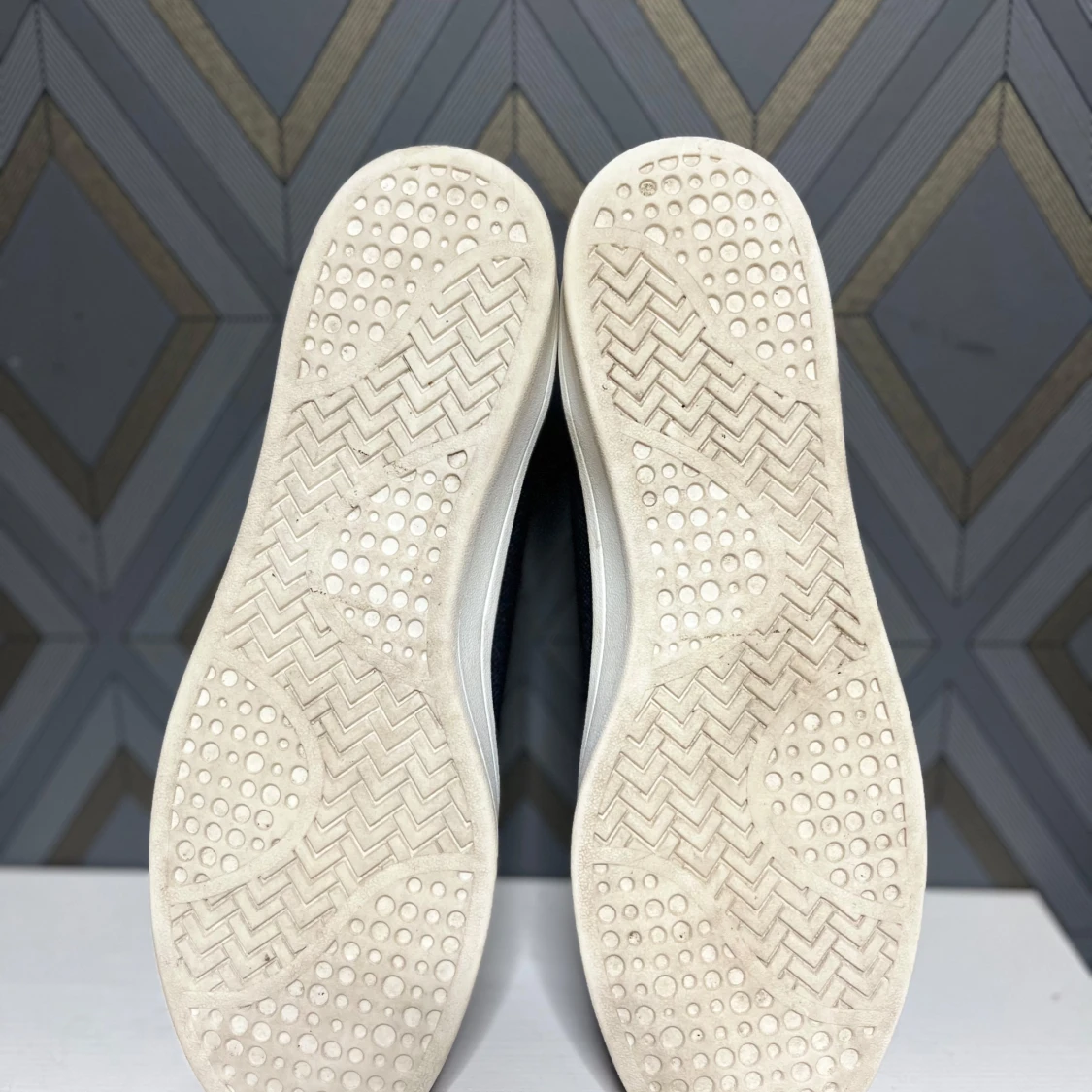 Marinblåa sneakers med vit sula - 1