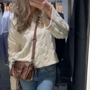 Vit stickad tröja med v-ringning - Säljer en mysig beige stickad tröja med v-ringning och långa ärmar. Knappt använd så bra skick!🥰