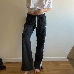 Adidas trackpants - Adidas trackpants - storlek M, kan justeras mycket passar S-L. 