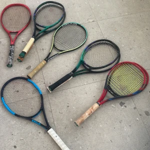 Tennisrack - Säljer 6 olika tennisrack som ni ser på bilden. Skriv om ni har några frågor. 400kr om ni köper 1 rack. Köper du 2 eller fler får du racketarna för 300kr styck