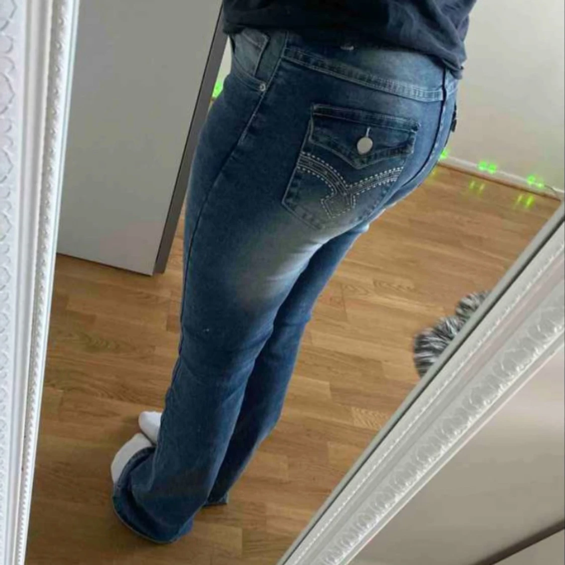 Blå jeans med broderade bakfickor - 3