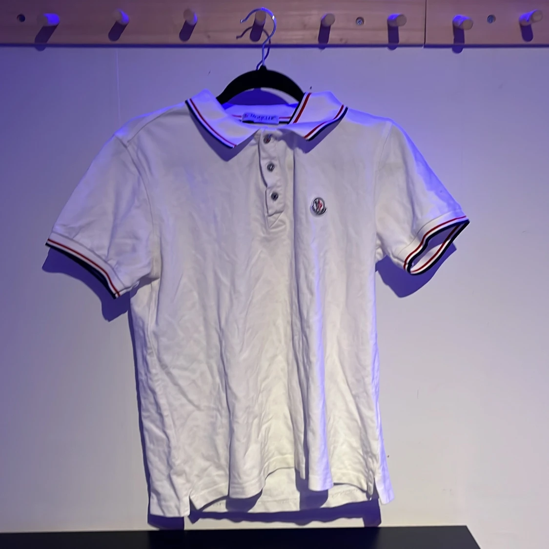 Vit Moncler pikétröja 