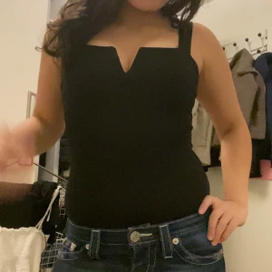 Svart body💓 - Säljer denna svarta bodyn från Bershka!💗 Bodyn är i storlek XS och sitter tight åt kropen❤️ Passar perfekt till både fest och vardag!