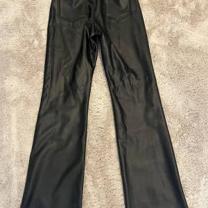 Butcut läderbyxor Calzedonia  - Midwaist bootcut läderbyxor från calzedonia i storlek S, aldrig använda. Dom är midwaist men går att vika ner kanten så dom blir lågmidjade. Jätte stretchiga och väldigt sköna. Är 172 och dom sitter bra på mig. Orginalpris va 700 kr. Skriv för fler bilder eller frågor