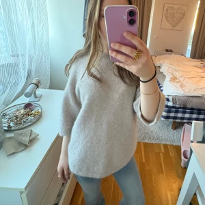 Beige tröja från & Other Stories - Säljer en mysig beige tröja från & Other Stories. Tröjan har en avslappnad passform med trekvartsärmar och är tillverkad i ett mjukt material. Perfekt för en stilren och bekväm look.