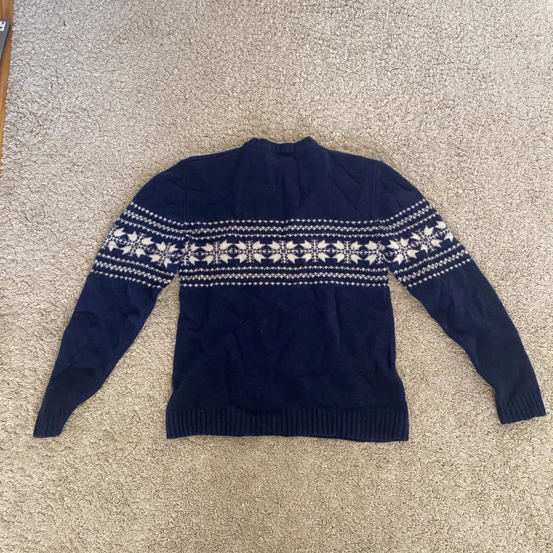 Mörkblå stickad tröja med mönster - 1