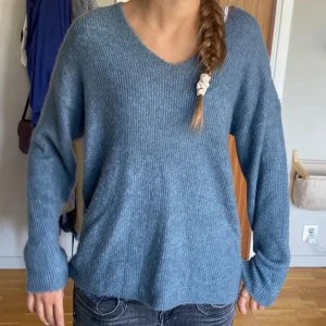 Stickad tröja🤍 - Säljer denna fina blåa stickade tröja från Vero Moda. Tröjan har en v-ringning och är ribbad. Den har väldigt bra skick eftersom den nästan aldrig blivit använd. Kontakta om du undrar något eller är intresserad💗