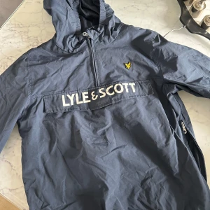 Vind jacka  - Snygg Lyle & scott vind jacka, perfekt nu när våren kommer!!