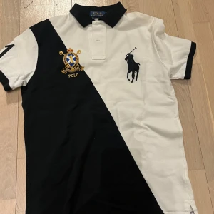 Svart och vit pikétröja från Ralph Lauren - Tja! säljer nu min Ralph Lauren piké som endast använts 2 gånger. Piken har inga defekter eller likande och är i perfekt skick samt true to size. Vid minsta fundering tveka inte på att höra av er!