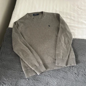 Ralph Lauren Tröja Stickad - Säljer denna snygga stickade Ralph Lauren tröja. Tröjan är i storlek S och är i mycket fint skick, inga defekter!