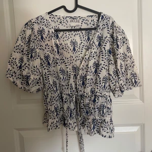 Veromoda blus - Säljer denna super fina sommar blusen fröen veromoda som aldrig är använd🥰 skriv om ni har några frågor eller funderingar😇