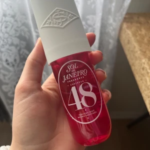 Sol de Janeiro 48 - Säljer min Sol de Janeiro 48 då jag inte tyckte att lukten passade mig. Köpt för 299 kr och endast använd några enstaka gånger. En fruktig doft som passar bra till sommaren.  På andra bilden syns det hur mycket som är kvar. 90 ml 💕
