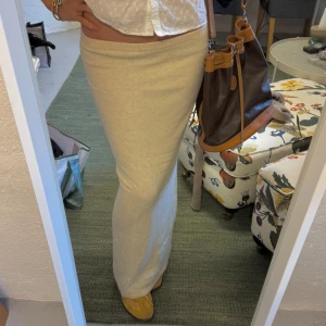 Beige långkjol från My mom made it - Beige vit stickad långkjol från My mom made it. Knappt använd. Nypris runt 1500kr.💓