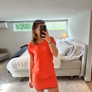 Orange klänning - Superfin orange klänning med korta ärmar från boss. Klänningen har en rak passform men man kan vika upp den som på de första bilderna! Storleken står tyvärr int men skulle gissa på att den är en M.🧡