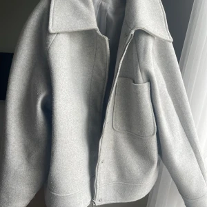 vårjacka från NA-KD💕 - skitsnygg vårjacka från NA-KD!! väldigt sparsamt använd💓💓