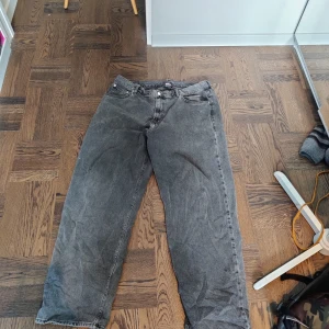 Grå sweet sktbs jeansbyxor - Säljer ett par grå sweet sktbs byxor