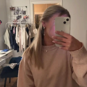 Rosa tröja med långa ärmar - Säljer en mysig rosa tröja med långa ärmar. Perfekt för kyligare dagar och enkel att matcha med olika outfits.