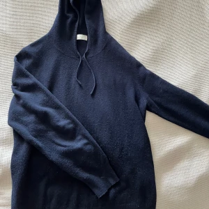 Kashmir tröja - Jag säljer min marinblåa kashmir tröja. Den är i bra skick, inga som helst defekter förutom att den blivit lite nopprig, men som lätt går att lösa med en ull kam. Pris kan diskuteras.