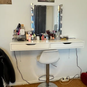 Sminkspegel med belysning och sminkbord - Elegant sminkspegel med inbyggd belysning, perfekt för att få till den rätta looken. Sminkbordet har två lådor för förvaring av smink och tillbehör. Säljer alltihop tillsammans. 