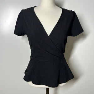 Omlott blus   - Omlottblus från Holly & whyte. Perfekt skick. Storlek s. Köp sker via köp nu, jag postar inom 24h. Kvar tills markerad såld 