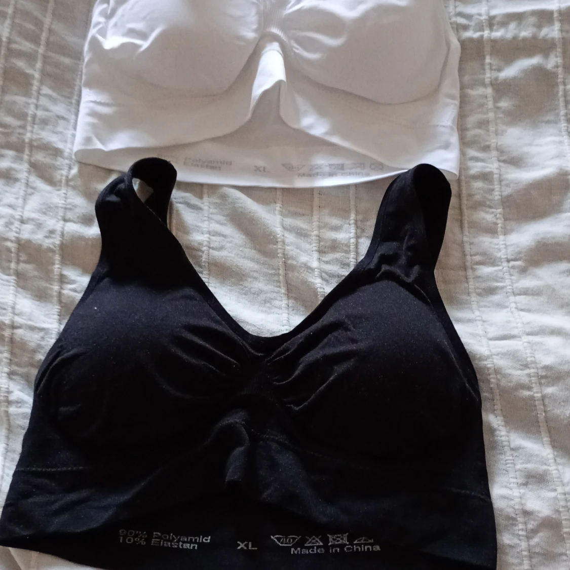 Svart och vit linnetopp i syntetmaterial bh