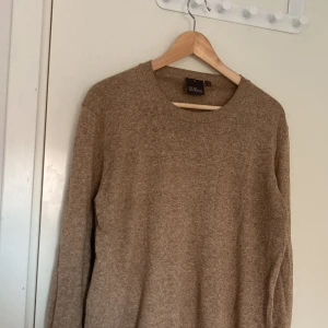 Beige tröja från Oscar Jacobson - Säljer en stilren beige tröja från Oscar Jacobson. Hör av er vid frågor!