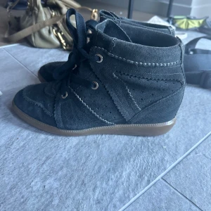 Isabel marant skor  - Skit snygga isabel marant skor i modellen ”Bobby” dom är i nyskick🥰 säljer då dom är för stora på mig tyvärr! Nypris 5900kr