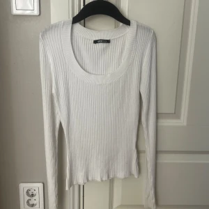Vit ribbad tröja från Gina Tricot - Säljer en stilren vit ribbad tröja från Gina Tricot. Tröjan har en rund halsringning och långa ärmar, perfekt. Inte genomskinlig alls och sitter så fint🫶🏼🎀