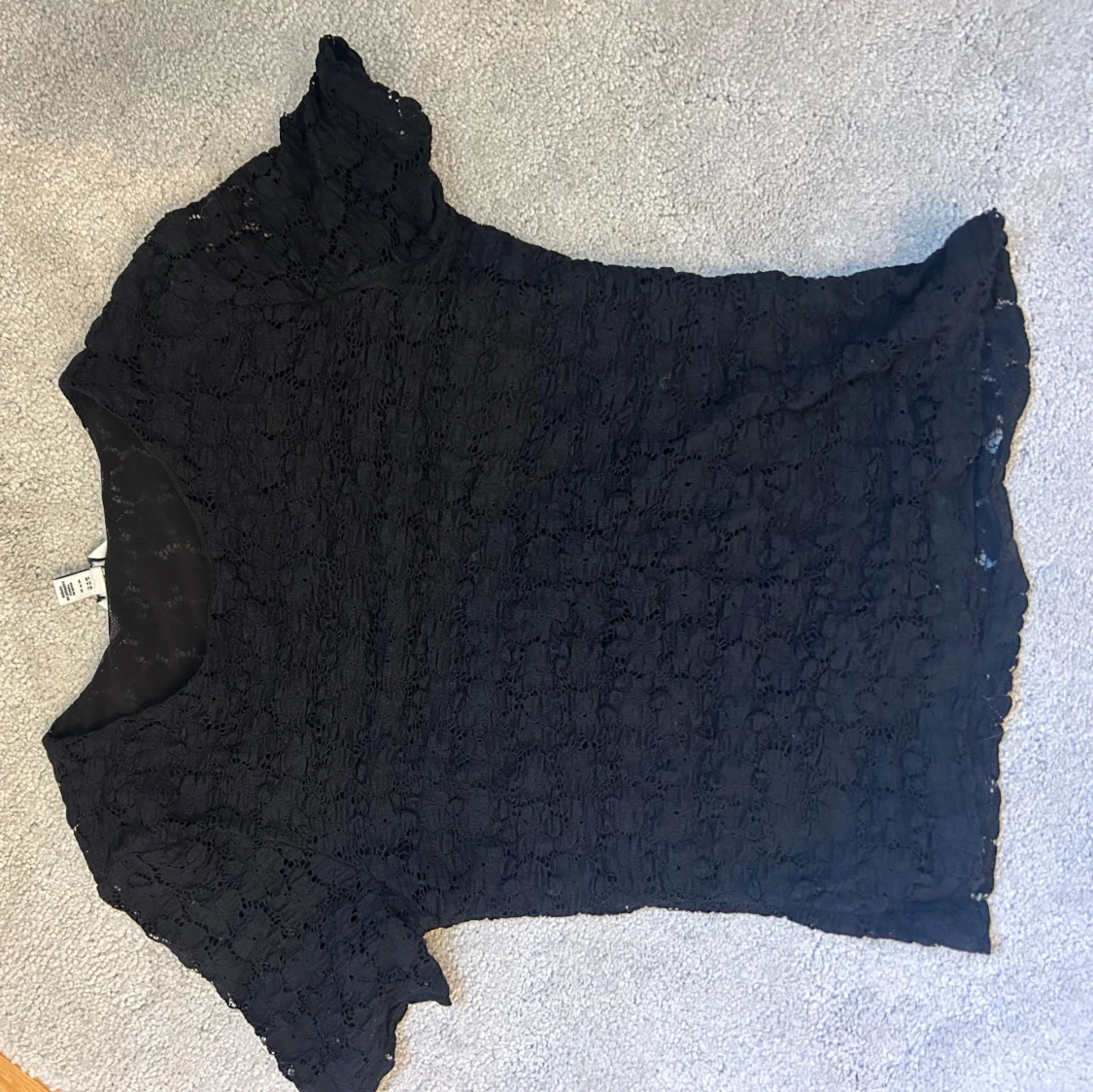 Svart T-shirt med blommig spets - 1