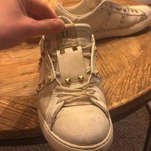 Vita sneakers med nitar från Valentino - Säljer ett par vita sneakers från Valentino. Köptes för ny pris 8500 relativt slitna men inte något stort fel på skorna därav priset . Ops om köp sker snabbt så släpps dem för 1000 
