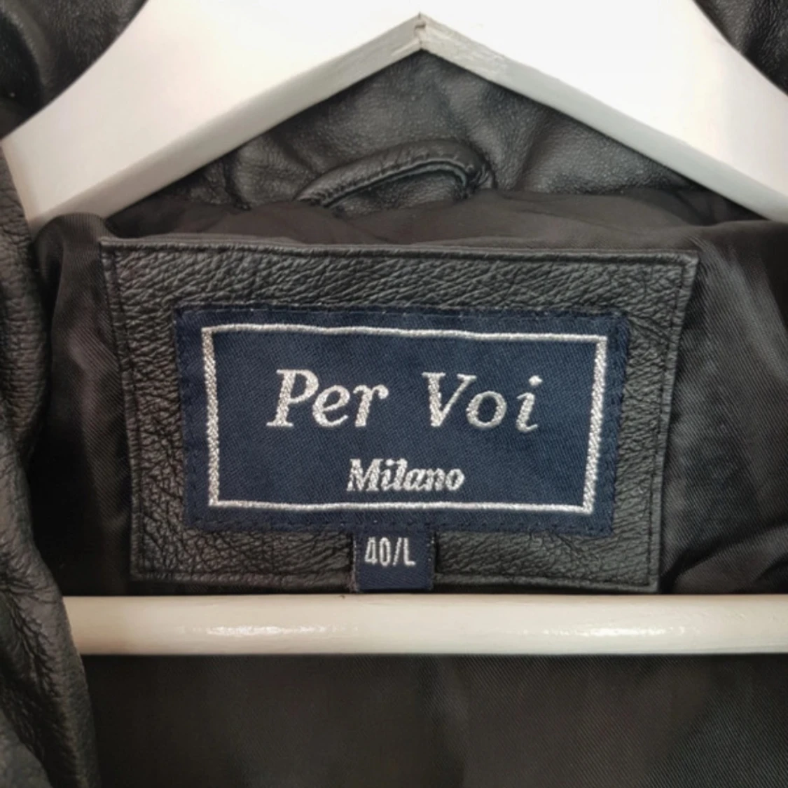 Svart skinnjacka med päls luva  - 3