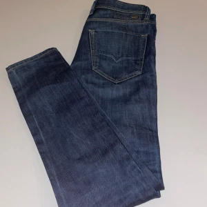 Mörkblåa  jeans från Diesel - Ett par asfeta mörkblåa jeans från Diesel med en slim passform. Modellen heter Tepphar och har feta sömmar på bakfickorna och ett dieselmärke mynt fastsytt på bakfickan. Riktigt snygga och riktigt bra passform! Skick 9/10, Färg 10/10!, Pris: 279kr. Om du har några funderingar kring jeansen eller priset så är det bara att höra av dig i pm!