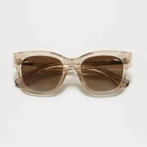 Chimi 07 solglasögon  - Snygga solglasögon med en fyrkantig, transparent beige båge och mörka linser. I färgen 07 Ecru. Nypris: 1400kr🤍