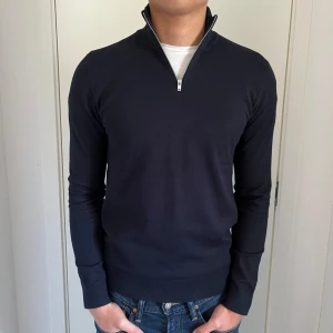 Stickad half zip - Stickad Lindbergh half zip. Slimfit och den passar mig som är 184. Endast använd en gång. Nypris 599. Hör av er vid frågor!