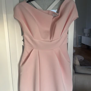 Ljusrosa offshoulder klänning - Jättefin kort ljusrosa klänning med offshoulder-design. Perfekt för ett fint tillfälle! Klänningen är köpt från asos, vid det tillfället kostade den 689kr. Numera kostar den 586kr. Klänningen har en liten fläck, därav säljer jag den så billigt. Tvekar däremot inte på att den går att få bort. Finns även i st. 42, utan fläck!!💘💓💝💞💖🩷💕💗 hör av dig vid frågor!🥰