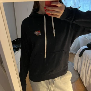 Zadig&Voltaire hoodie  - Säljer denna sjukt snygga hoodie från Zadig&Voltaire! Mörkblå med detalj på ena bröstet och text på snörerna. Hoodien har en liten fläck på den stora fickan som jag inte lyckats få bort, syns främst på nära håll! Kan köpas direkt för 500+frakt men annars kan jag diskutera pris. Storlek S men passar även M
