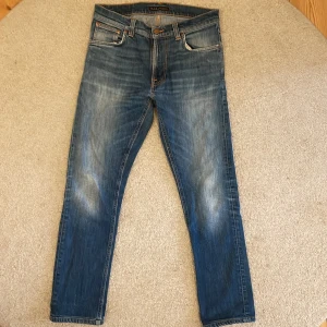 Nudie Jeans - Säljer dessa snygga och populära Nudie Lean Dean jeans. De är i storlek W30 L30 men är något korta. Jag rekommenderar dessa till någon som är mellan 175-180 cm lång. Säljer nu dessa för endast 499 kr. Tveka inte på att höra av er vid frågor eller bud.