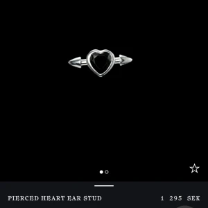 Pierced Heart Ear Stud från Maria Nilsdotter - Snygga örhängen från Maria Nilsdotter med ett hjärtformat motiv i svart och silver. Oanvända örhängen, ask mm tillkommer. Nypris för två örhängen är 2590kr!  Material: sterling silver!  Pris kan diskuteras vid snabb affär!⭐️.
