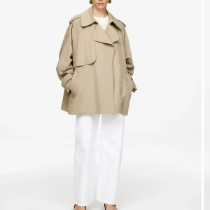 Beige trenchcoat ifrån Arket  - Oversized beige trenchcoat ifrån Arket! Använd, men i fint skick. Finns några små fläckar som man knappt ser, förmodligen enkla att få bort ❤️Säg till för fler egna bilder💕Nypris: 1890kr