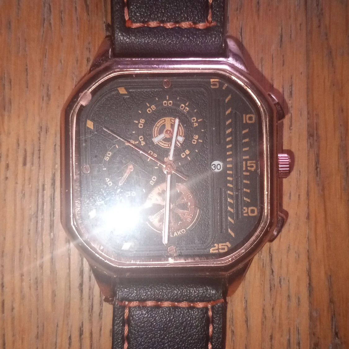 Svart och guld klocka med fyrkantig urtavla Magnus Dagur - 2