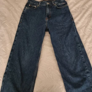 Blå jeans från Sweet SKTBS - Säljer ett par klassiska blå jeans från Sweet SKTBS. De har en loose passform och är tillverkade i denim med snygga detaljer som broderad logga. Perfekta för en avslappnad stil. Stor i storleken. Säljs då de ej används längre. Ord. Pris 700kr