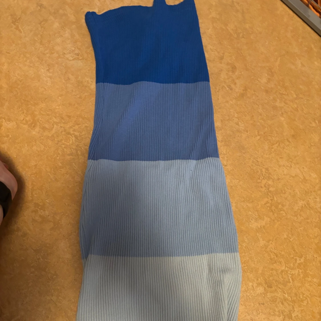 Blå randig klänning