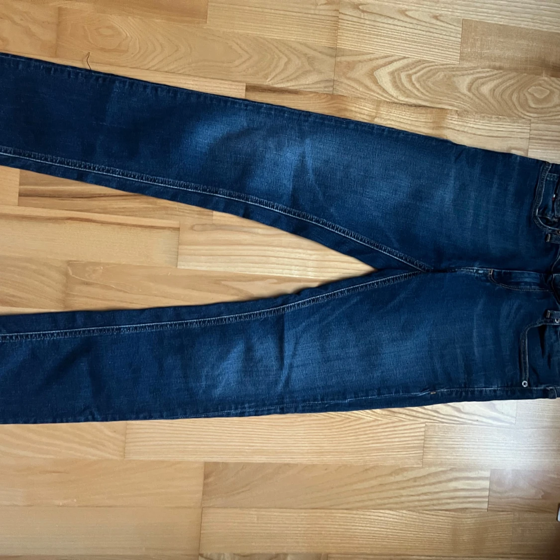 Mörkblå jeans från Tommy Hilfiger