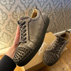 Gråa Christian Louboutin Skor - Fräscha, eleganta, unika & eftertraktade loubs i storlek 43 - Skick: 8.5/10 - Storlek: 43 - OG: Box, dustbag, kort, extra nitar & skosnören - Nypris: 8-9k - Mitt pris: 3500kr - DM vid frågor & funderingar! Kan bytas mot Golden Goose eller Valentino Flycrew i storlek 43! 😜