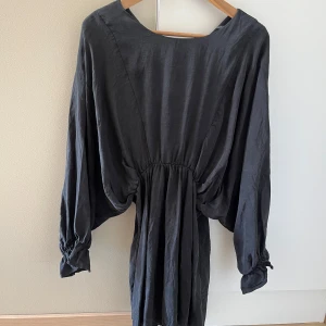 Svart klänning med vida ärmar från Zara - Svart, kort klänning från Zara med vidare ärmar. I nyskick